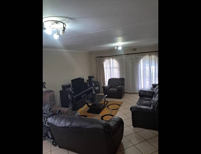 3 BEDROOM HOUSE FOR SALE IN SOUTH HILLS